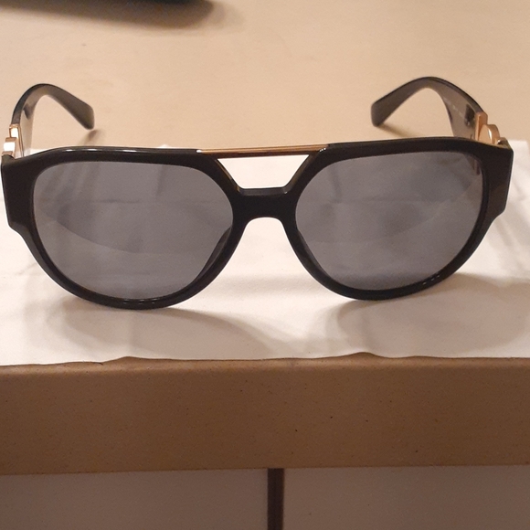 Versace - Picture 2 of 4